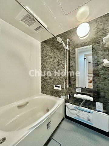葛飾区青戸5丁目新築分譲住宅の浴室|【バスルーム】暖房換気乾燥機付きシステムバスルーム。暖房・冷風・換気・乾燥など、毎日を快適に過ごせるうれしい機能が揃っています。雨の日の洗濯物も安心です。