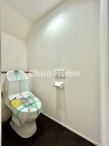 葛飾区青戸5丁目新築分譲住宅のトイレ|【トイレ】温水洗浄便座機能付きトイレ。温水洗浄便座は清潔にお使いいただくための大切なアイテムです。
