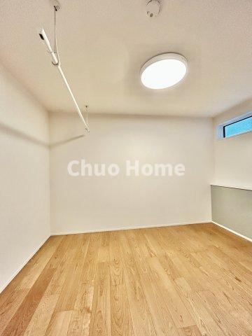 葛飾区青戸5丁目新築分譲住宅の洋室|【洋室】快適に過ごす条件は、一人ひとり違います。だからこそ飾り過ぎないシンプルな内装と偏り過ぎないデザインで統一しております。居住していく中でオーナー様だけの【マイホーム】に創り上げて下さい
