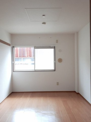 サンライズ芳川の洋室