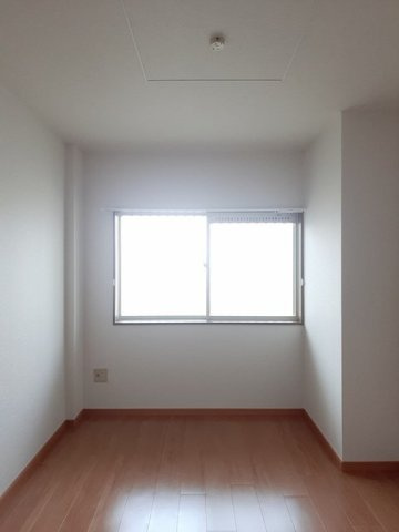 サンライズ芳川の洋室