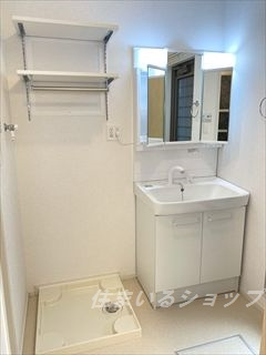 ポルトシャルムの洗面所|三面鏡付きシャンプードレッサー