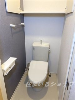 ポルトシャルムのトイレ|シャワートイレ・収納棚・手すりあり