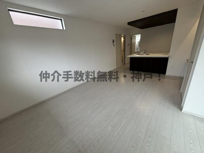 【居間・リビング】 | 神戸市西区狩場台2丁目　新築戸建1号棟　仲介手数料無料！ | こちらの居間で趣味の時間をお楽しみください