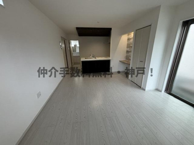 【居間・リビング】 | 神戸市西区狩場台2丁目　新築戸建1号棟　仲介手数料無料！ | ゆったりとした居間です