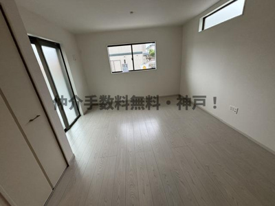 【居間・リビング】 | 神戸市西区狩場台2丁目　新築戸建1号棟　仲介手数料無料！ | こちらのリビングで趣味の時間をお楽しみください
