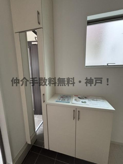 【玄関】 | 神戸市西区狩場台2丁目　新築戸建1号棟　仲介手数料無料！ | 収納もある玄関です