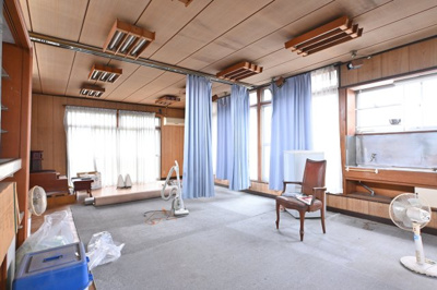 【洋室】 | 太田市宝町　中古戸建 | ２階の洋室は大きな窓と広々とした空間で開放感がありますね♪