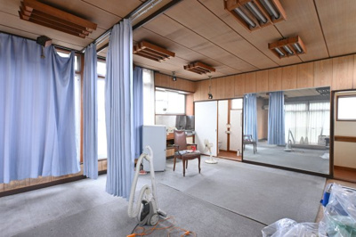【洋室】 | 太田市宝町　中古戸建 | ２階の洋室は大きな窓と広々とした空間で開放感がありますね♪