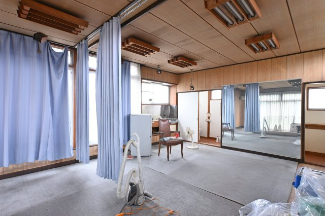 【洋室】 | 太田市宝町　中古戸建 | ２階の洋室は大きな窓と広々とした空間で開放感がありますね♪
