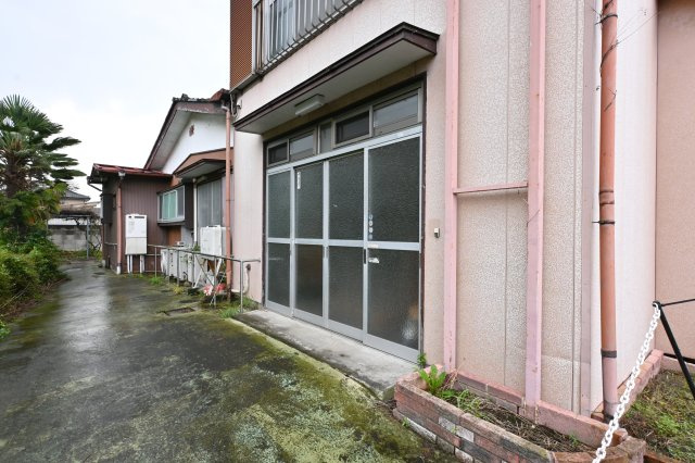 【玄関】 | 太田市宝町　中古戸建 | 玄関は２か所♪こちらは駐車場横の広い玄関です！