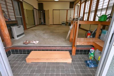 【玄関】 | 太田市宝町　中古戸建 | 段差も低めで広々とした玄関です♪