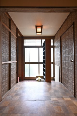 【玄関】 | 太田市宝町　中古戸建 | もう一方の玄関は収納がたくさんついています♪