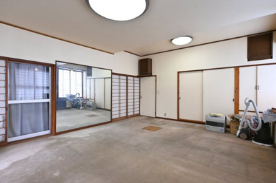 【洋室】 | 太田市宝町　中古戸建 | 広めの玄関を入るとは大きな鏡が設置された広々とした洋室になっていて習い事にも利用できます。