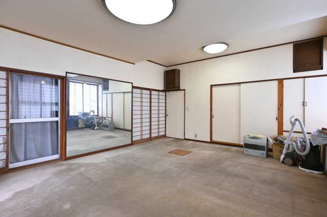 【洋室】 | 太田市宝町　中古戸建 | 広めの玄関を入るとは大きな鏡が設置された広々とした洋室になっていて習い事にも利用できます。