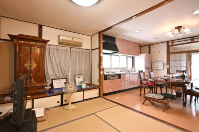 【居間・リビング】 | 太田市宝町　中古戸建 | リビングは和室と続き間になっており家族みんながくつろげる設計です♪