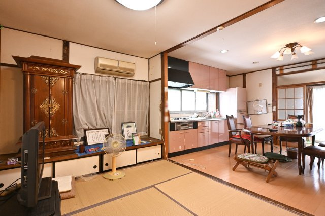 【居間・リビング】 | 太田市宝町　中古戸建 | リビングは和室と続き間になっており家族みんながくつろげる設計です♪