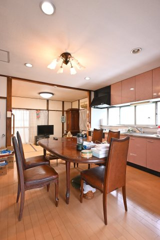 【キッチン】 | 太田市宝町　中古戸建 | ピンクで可愛らしいキッチンが特徴的なアンティークなダイニングスペース