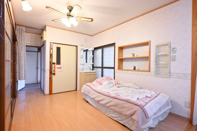 【洋室】 | 太田市宝町　中古戸建 | 各居室６帖以上あり広々としたスペースを確保しています。