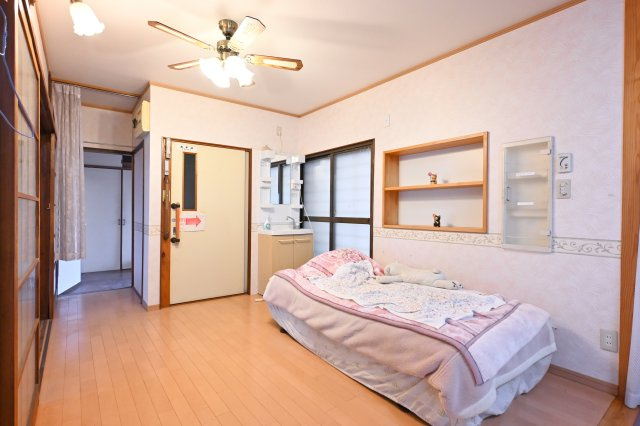 【洋室】 | 太田市宝町　中古戸建 | 各居室６帖以上あり広々としたスペースを確保しています。