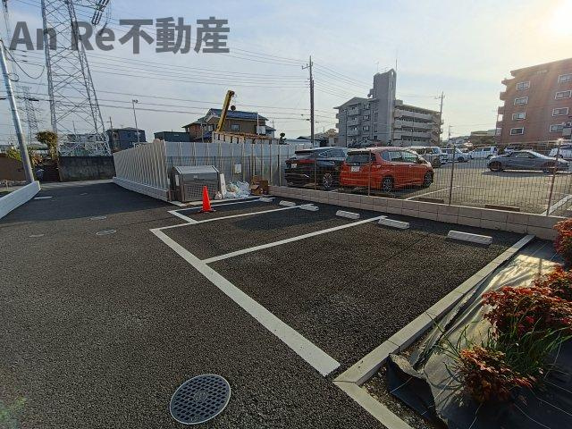 川口市戸塚４丁目の賃貸マンションの駐車場