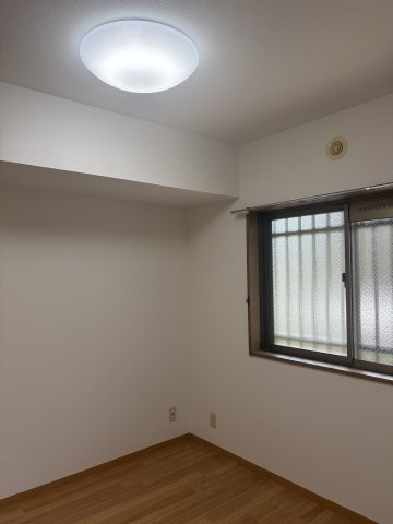 メゾン繁之丞の洋室|4.5畳洋室。照明付、クローゼットあります。