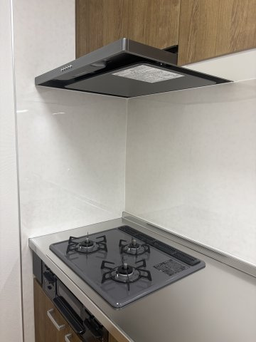 メゾン繁之丞のキッチン|コンロ前壁はお掃除がしやすい仕様です。