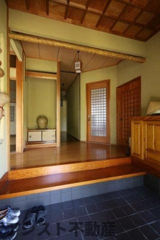 田原売戸建ての玄関