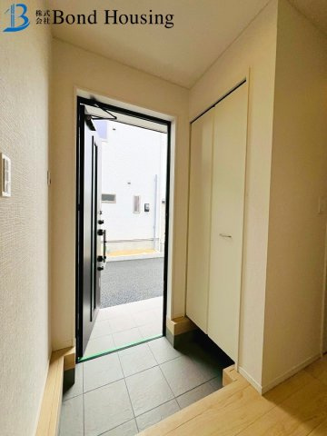 WIC完備　収納豊富　大久保町谷八木　全9棟　5号棟の玄関