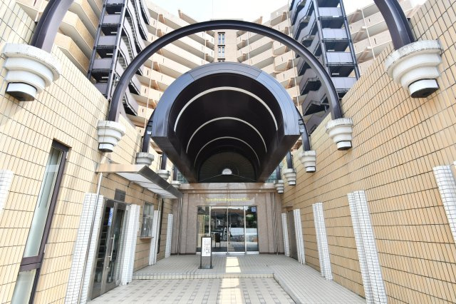 ライオンズガーデン東大宮弐番館のエントランス|総戸数324戸のビッグコミュニティ。こちらの戸数は124戸となっております。ペット飼育可◎室内にはカラーTVモニターインターホンを完備しています。大容量クローゼット付きで収納もバッチリですね！