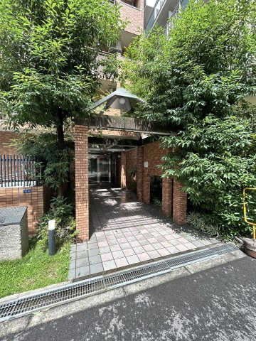 パインコート松屋町のエントランス