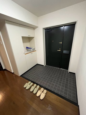 白鷹松下町マンションの玄関