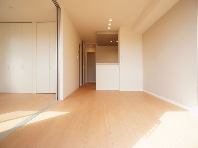 【居間・リビング】 | パームガーデンＡ | 会話をしながらお料理できる対面キッチンです♪