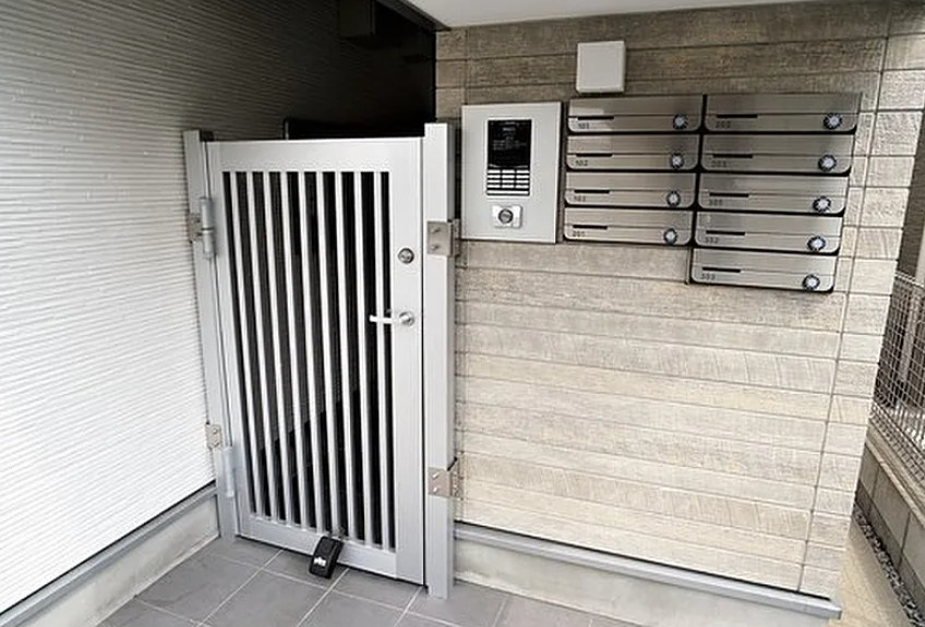 川崎市多摩区登戸新町のアパートのエントランス