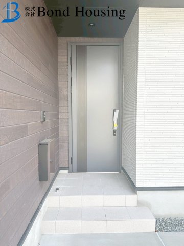 JR土山駅まで徒歩9分　二見町福里　新築戸建の玄関