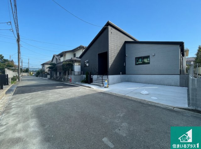 川西市清和台東　第1期　新築一戸建ての前面道路含む現地写真|周辺は閑静な住宅街！前面道路広々で車の出し入れも便利です。駐車が苦手な方でも安心して車庫入れできます！