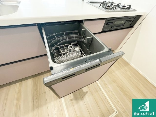 川西市清和台東　第1期　新築一戸建ての設備|食事後の一仕事、食器洗いをボタン一つでお任せできちゃいます！場所を取らないビルトイン式なので、お料理スペースもしっかり確保！