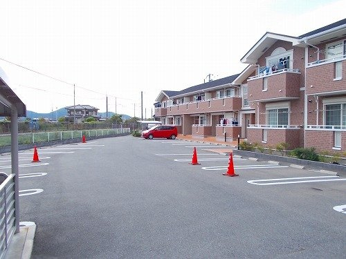 ラフレシールＨの駐車場