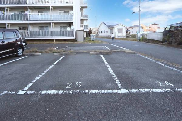 ビレッジハウス共和5号棟の駐車場|車をお持ちの方に嬉しい駐車場付きの物件です