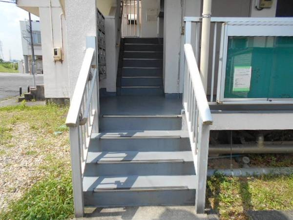 ビレッジハウス共和5号棟のエントランス|建物の内部です
