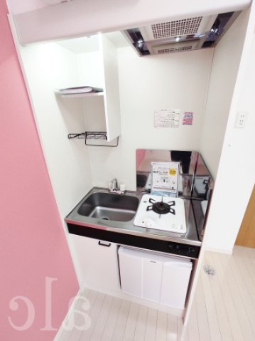 イル春日町のキッチン|ガスキッチン　ミニ冷蔵庫付き　※同建物別部屋写真
