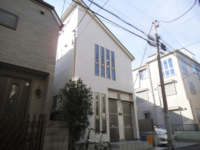 レスポワールの外観|屋根が特徴的な建物ですね♪