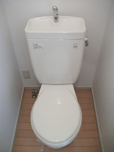 東新ハイツ のトイレ|ゆったりとした空間のトイレです