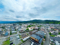 【展望】 | エイルマンション久留米東☆仲介手数料無料☆ | 高い建物が少なく、心地よい風と陽光が舞い込む開放的なロケーション。周囲の視線を気にせずのびのびと過ごせる希少な住環境です。