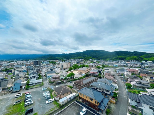 【展望】 | エイルマンション久留米東☆仲介手数料無料☆ | 高い建物が少なく、心地よい風と陽光が舞い込む開放的なロケーション。周囲の視線を気にせずのびのびと過ごせる希少な住環境です。