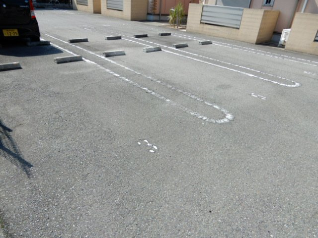 リヴェールの駐車場