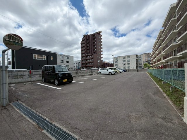 南郷パークマンションの駐車場