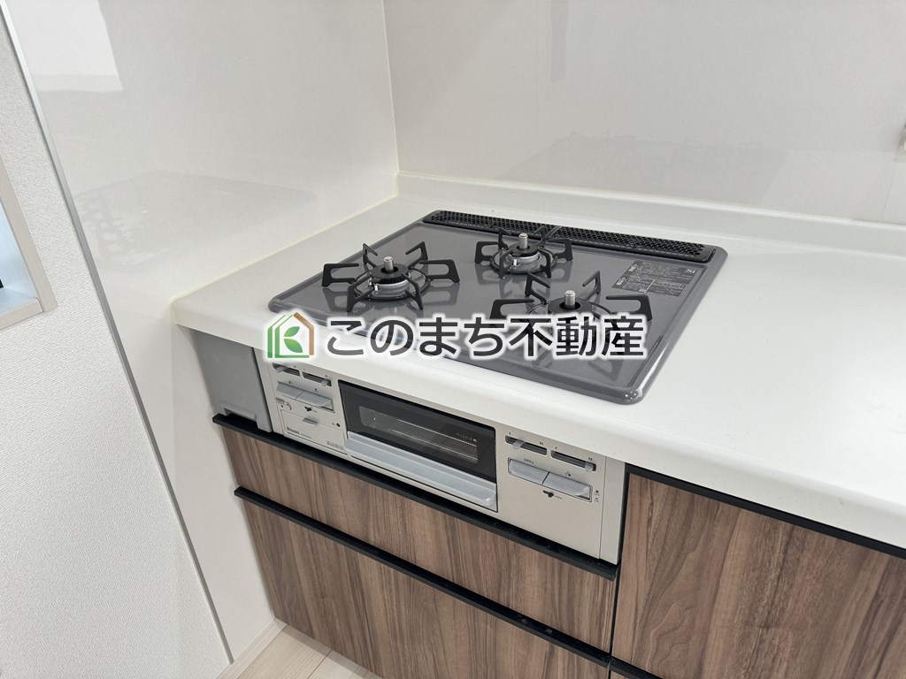 GRAFARE宇都宮市東峰のキッチン|三ツ口コンロ採用で、同時調理もスムーズ◎！お料理を並べられるカウンター付きで、配膳・片付けをサポート！リビングで過ごすご家族とコミュニケーションを楽しみながら作業可能です♪