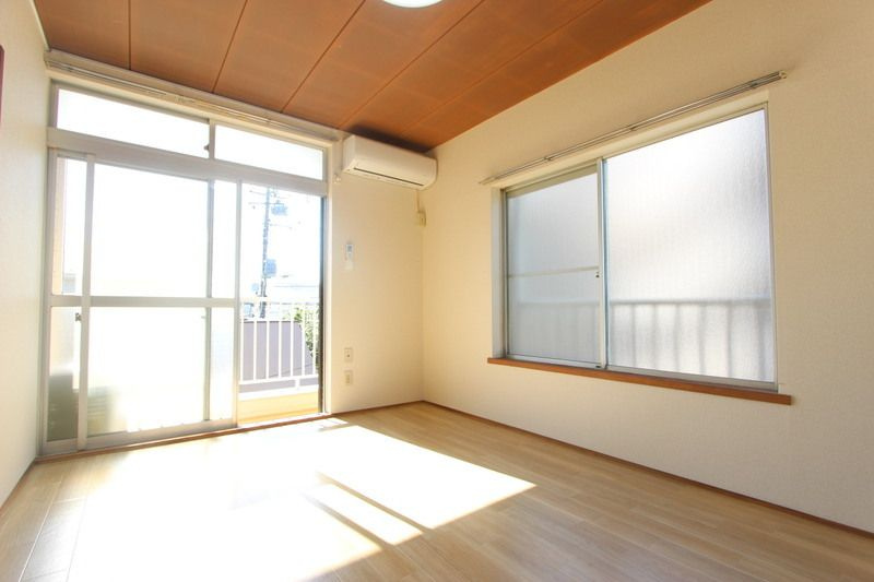 松葉スカイコーポの居間・リビング|こちらのリビングで趣味の時間をお楽しみください