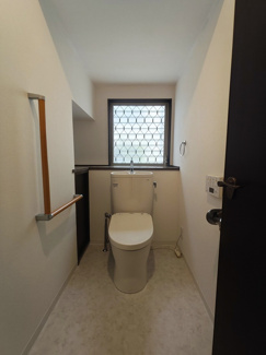 【トイレ】 | 桜川２丁目戸建貸家 | 落ち着いた色調のトイレです